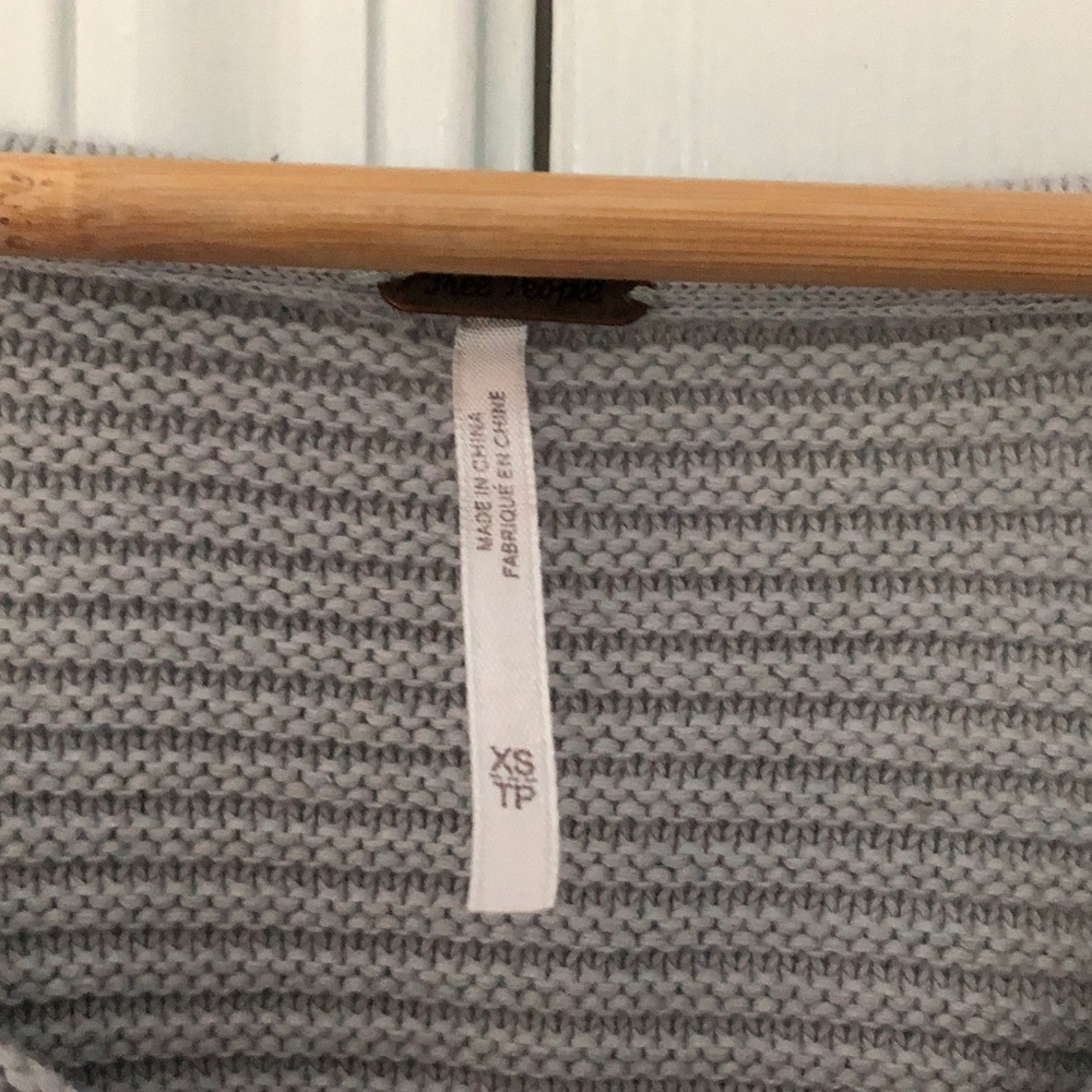 Free people sweater in great condition - Picture 3 of 4